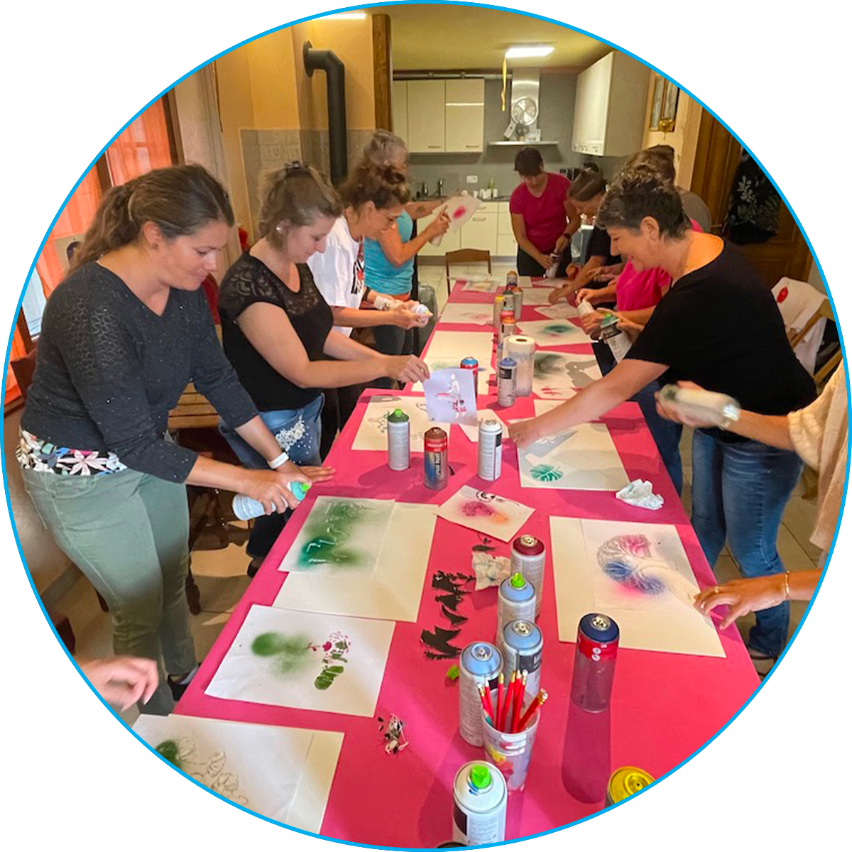 animation d'un anniversaire original, ludique et créatif avec GRAFFITIversaire avec notre atelier de customisation et décoration au spray sur carton en toile coton